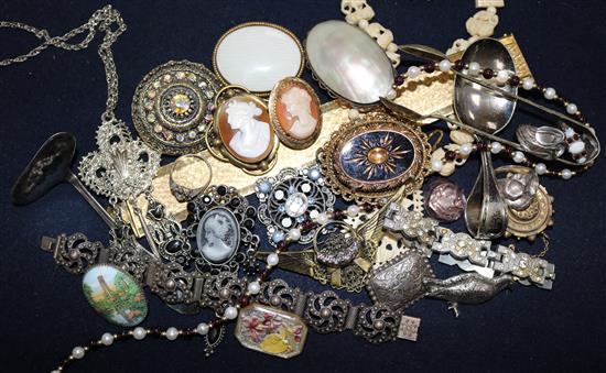 A quantity of assorted costume jewellery including thirteen silver rings.